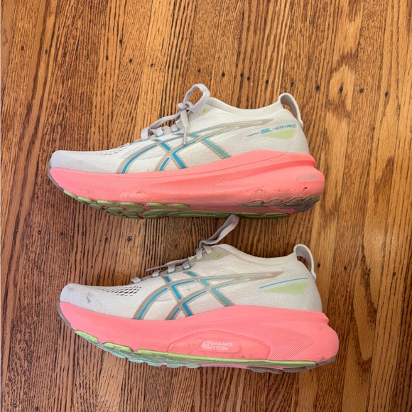 ASICS Gel-Kayano 31 Shoes - Cream and Pink Woman - Picture 3 of 7